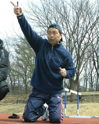 27년째 깨지지 않고있는 100m 한국기록 경신을 목표로... 미야카와 코치.
<br>100m 아시아기록인 10초00(이토 코지)을 지도했다. 세계수준과의 격차를 떠나서 종목의 상징성과 대표적인 인기종목이어서 해묵은 한국기록 경신이 당면 과제다. 도카이대학 교수로서 이론과 실기를 겸비한 지도자로 꼽힌다. 2003년 말부터 한국선수들을 지도하고 있다.
<br>
<br>#.사진설명 : 선수들을 지도중인 미야카와 코치(사진제공:대한육상경기연맹)
<br>
<br>
<br>세계최고 수준의 창던지기 강국인 핀란드의 에사 코치.
<br>1985년부터 1990년까지 핀란드 대표팀을 지도했으며 1987년 로마세계육상선수권대회와 1988년 서울올림픽 금메달을 만들어 냈다. 한국이 전통적으로 강한 종목인 창던지기를 세계수준으로 끌어 올릴 수 있을 것으로 기대하고 있다. 외국인 지도자 중에는 가장 늦은 2006년 초 한국에 왔다. 관련사진