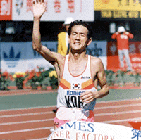 대회의 하이라이트인 남자마라톤의 경우도 대표적인 경쟁 종목이다. 3회 대회에서 한국의 이창훈선수가 금메달을 기록한 이후 일본과 한국은 총 10번의 대회에서 나란히 5개씩을 획득하며 아시안게임 남자마라톤은 전통적인 한,일 양국의 대결구도를 보였다.(7회 대회는 마라톤 종목 제외) 한국은 1990년 북경대회에서 김원탁선수를 시작으로 1994년 히로시마대회에서 황영조선수, 1998년 방콕에서 이봉주선수가 연속 금메달을 기록했다. 이번 부산대회에서도 이봉주선수는 한국의 4연속 우승을 위해 비지땀을 흘리고 있다.  관련사진