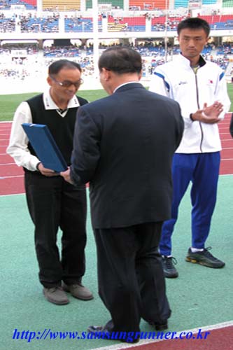 [부산국제육상경기대회]이봉주선수 시상식 모습 사진