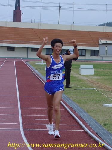 [05실업육상경기]한국신기록 달성! 김현섭선수 사진