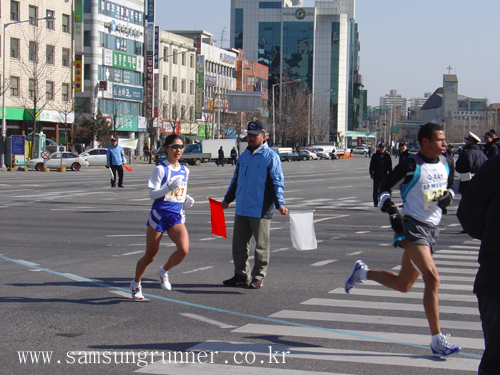 [05서울국제마라톤]본인기록경신 오정희! 6위 사진