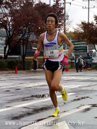 [05중앙마라톤]22km 지점을 통과하고 있는 이명승 사진