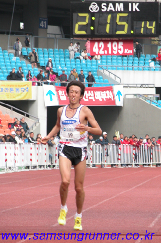 [중앙마라톤]이명승, 국내1위로 골인!