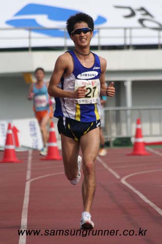 [경주국제마라톤] 엄효석 11위, 신철우 12위 골인