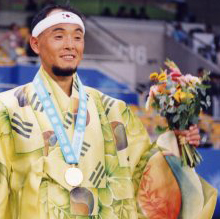 이봉주 선수 부산아시안게임 마라톤 우승 당시 시상식 장면