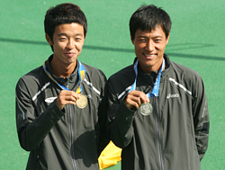 김현섭 선수 남자경보20km 한국기록 수립 당시 메달과 함께 찍은 사진